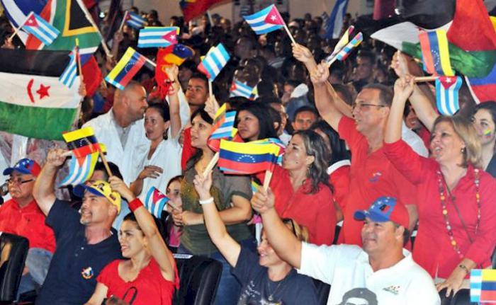 Un concerto di giovnia rtistsi cuban inappohggio al popolo e al governo bolivaraianai pe rl apace la giustizia e lunità  latinoamericana, nell’Università de lL’Avana qustao concerto è una del moltisime attività ch eis realizzano il tutto ilteritorio naioal eper appoggiar ilvenzuela 
