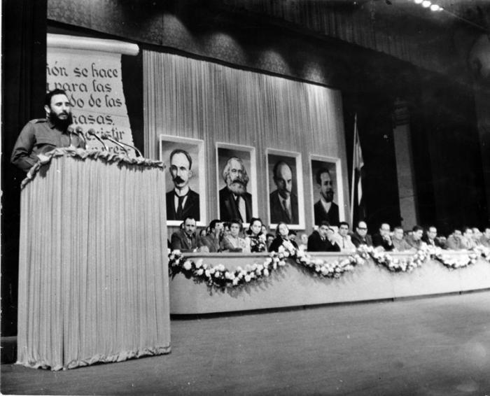 Il Comandante in Capo Fidel Castro presenta i membri del Comitato Centrale del Partito Comunista di Cuba, legge la lettera di commiato di Che Guevara e annuncia la creazione del quotidiano Granma.