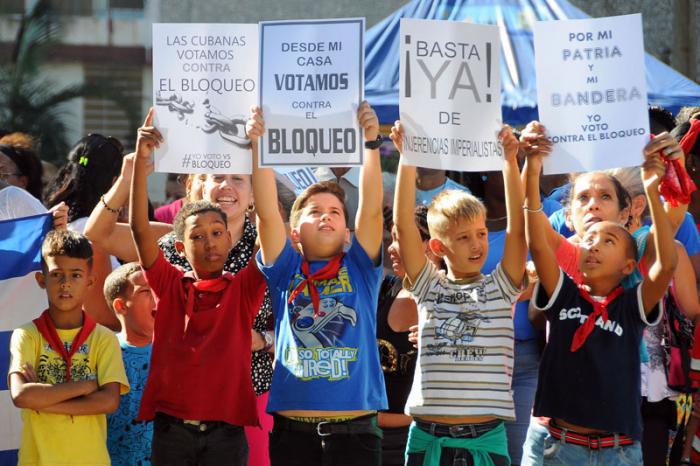 Manifestazione contro il blocco nordamericano contro Cuba nel Parco Trillo in Centro Habana.