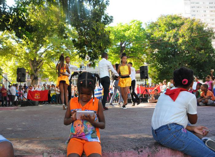 Manifestazione contro il blocco nordamericano contro Cuba nel Parco Trillo in Centro Habana.