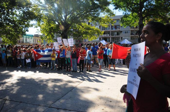 Manifestazione contro il blocco nordamericano contro Cuba nel Parco Trillo in Centro Habana.