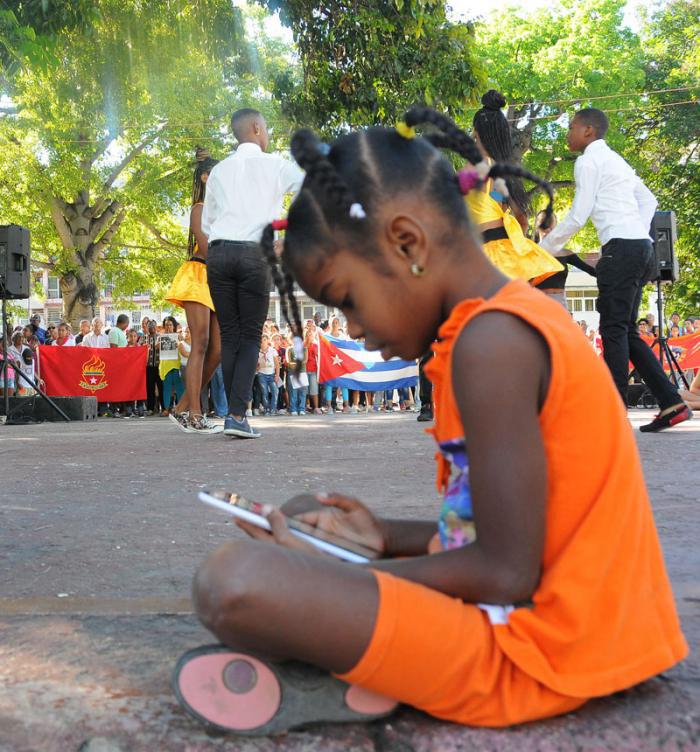 Manifestazione contro il blocco nordamericano contro Cuba nel Parco Trillo in Centro Habana.