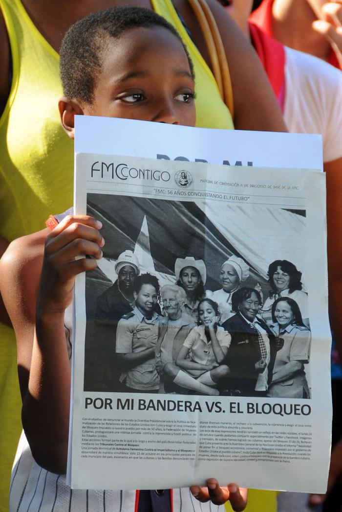 Manifestazione contro il blocco nordamericano contro Cuba nel Parco Trillo in Centro Habana.