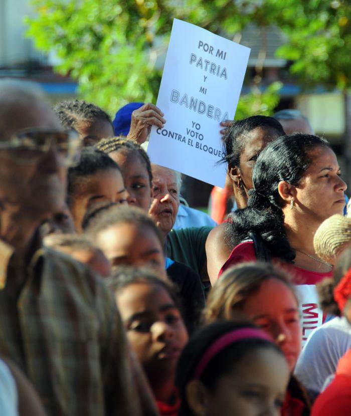 Manifestazione contro il blocco nordamericano contro Cuba nel Parco Trillo in Centro Habana.