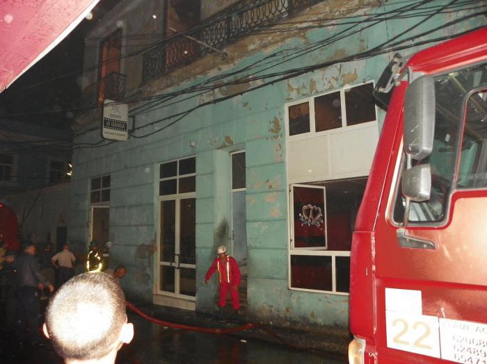 Si recuperano le installazioni danneggiate da un incendio in calle Enramadas.