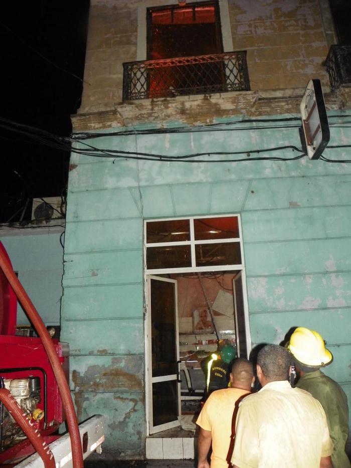 Si recuperano le installazioni danneggiate da un incendio in calle Enramadas