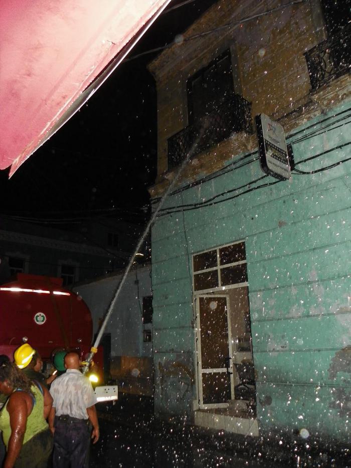 Si recuperano le installazioni danneggiate da un incendio in calle Enramadas