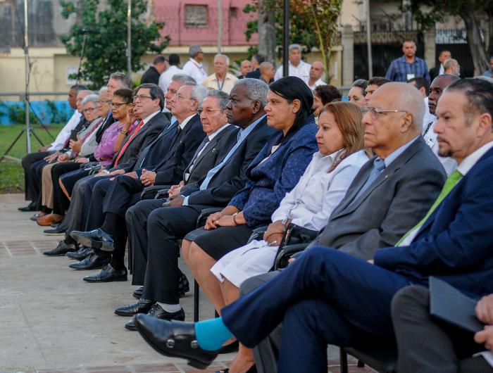 Raúl assiste all’inaugurazione della statua equestre di Martí.