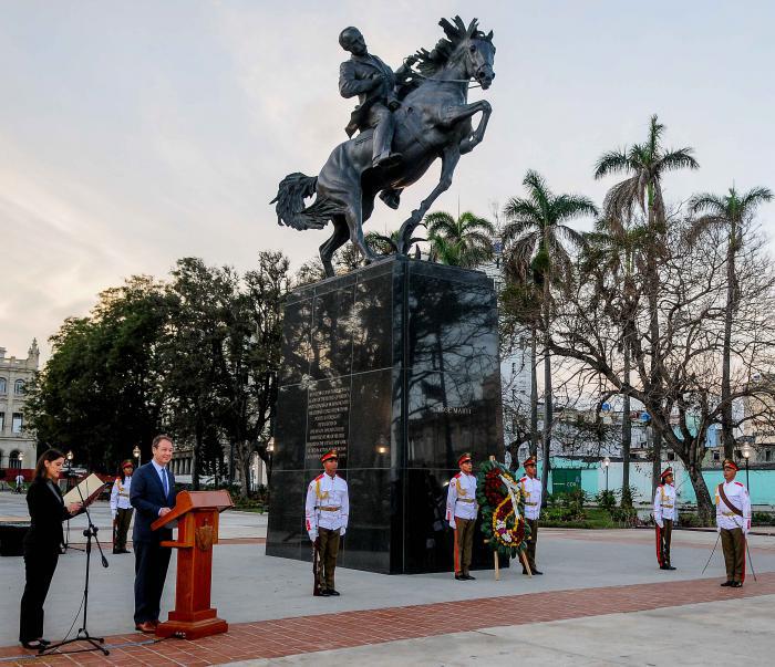 Erano presenti nordamericani e cubani residenti negli USA che hanno contribuito alla realizzazione del progetto, assieme a rappresentanti del corpo diplomatico.