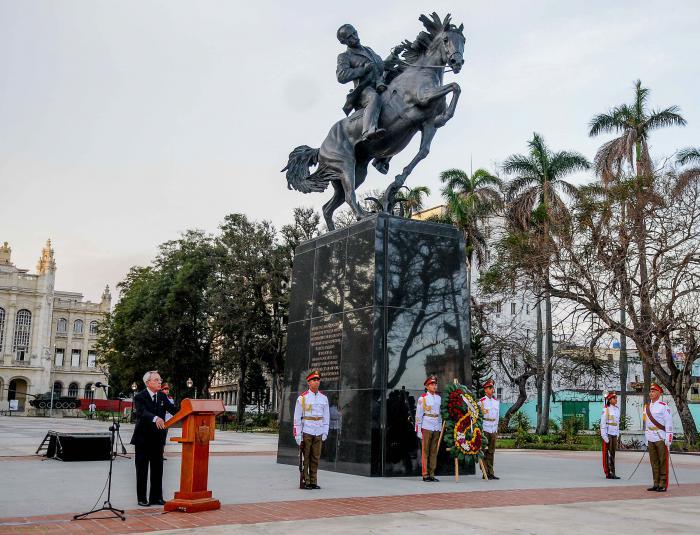 Ci sono voluti 22 anni per realizzare l’iniziativa di porre a L’Avana la statua di bronzo di 8,5 tonnellate di peso su un piedestallo di marmo nero, situato nel Parco 13 di Marzo.