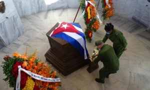 I membri del Comitato Centrale del Partito, Lázaro Expósito Canto e Beatriz Johnson Urrutia, presidente e vicepresidente del Consiglio di Difesa Provinciale, hanno guidato l’omaggio.