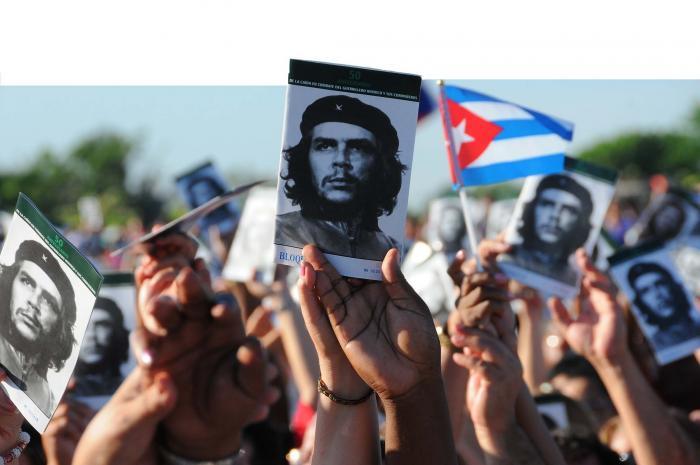 Il Comandante Guerrigliero Ernesto Che Guevara è nel cuore di milioni di cubani e di altri popoli del mondo. 

Balán