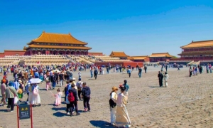 Decine di migliaia di visitatori vanno ogni giorno nella Città Proibita unendo tradizioni e contemporaneità