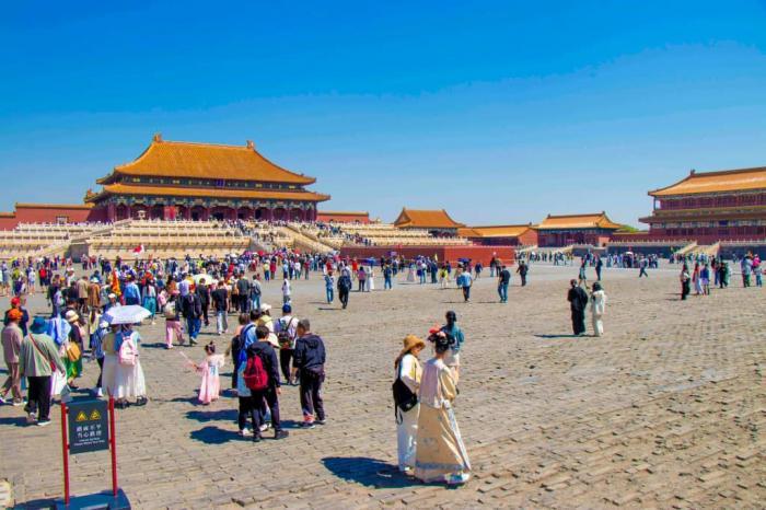 Decine di migliaia di visitatori vanno ogni giorno nella Città Proibita unendo tradizioni e contemporaneità